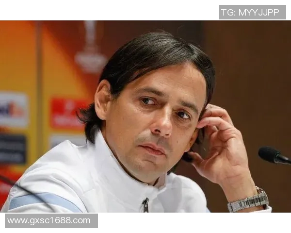 天下足球聚焦：当今足坛十大球星风采与传奇之路解析